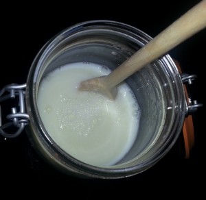 Add kefir starter to milk